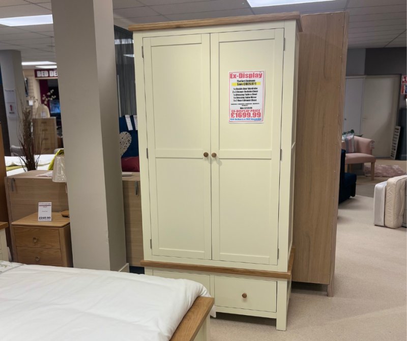 Thetford 1 x Double Wardrobe 2x3 Drawer Bedside 1x Dressing Table & Stool 1x2 Over 4 Chest / Mirror