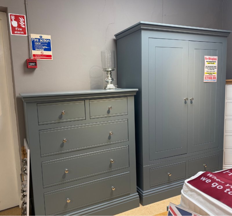 New England Painted Large Wardrobe 2 Drawers 2 x Small 2 Drawer Bedside Chest 1 x 3+2 Drawer Chest